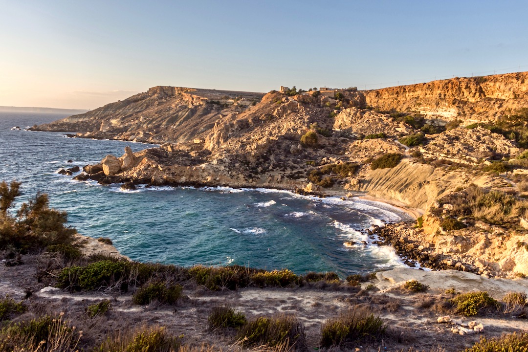 Odlehlá pláž Fomm ir-Riħ Bay